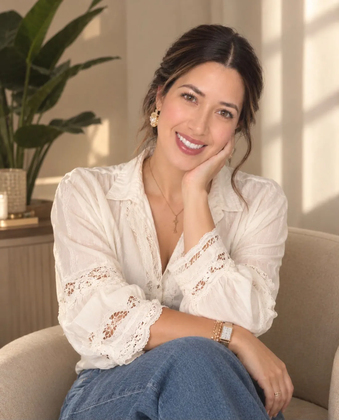 Marinella, especialista en estética y fundadora de MN Beauty Studio, sonriendo en el centro